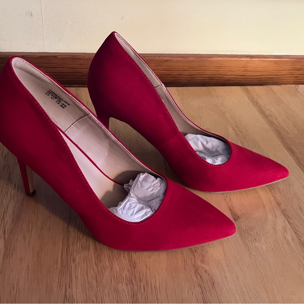 New Women’s heels, pumps, shoes, Dream Pairs, red faux suede.